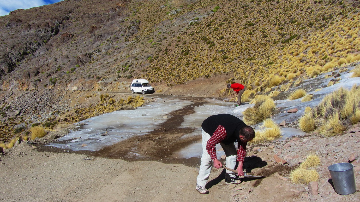 Removing and softening the ice on the street to the pass Abra del Acay - more than 30 meters!